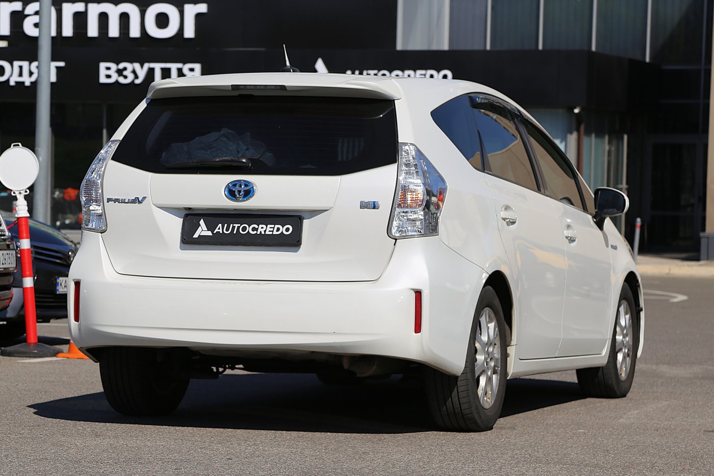 Toyota Prius v
